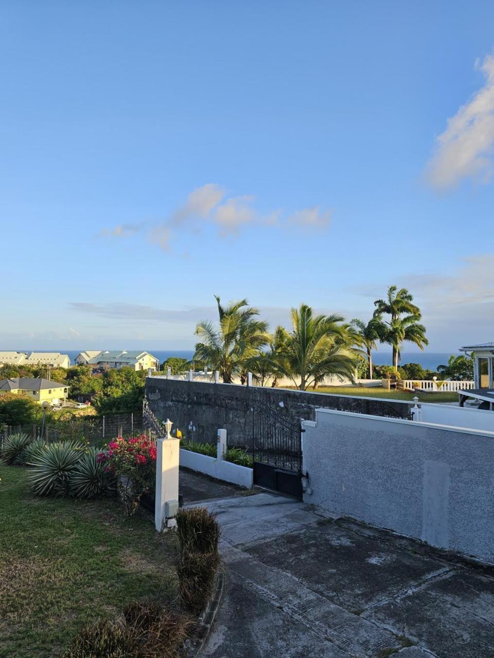 VILLA 6-10 PERS, VUE MER, Piscine Privée, PLAGE A PIEDS Le Gosier  Extérieur photo